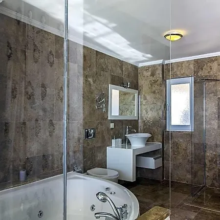 Vila In Sleeps 10 Includes Swimming Pool Air Con And Wifi 9